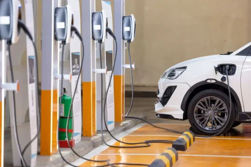 Exploring-the-Advantages-of-Commercial-Electric-Vehicle-Charging-Stations-featured